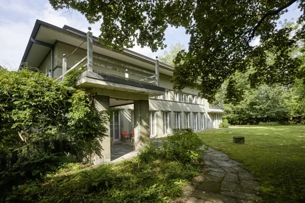 Gartenseite mit Veranda